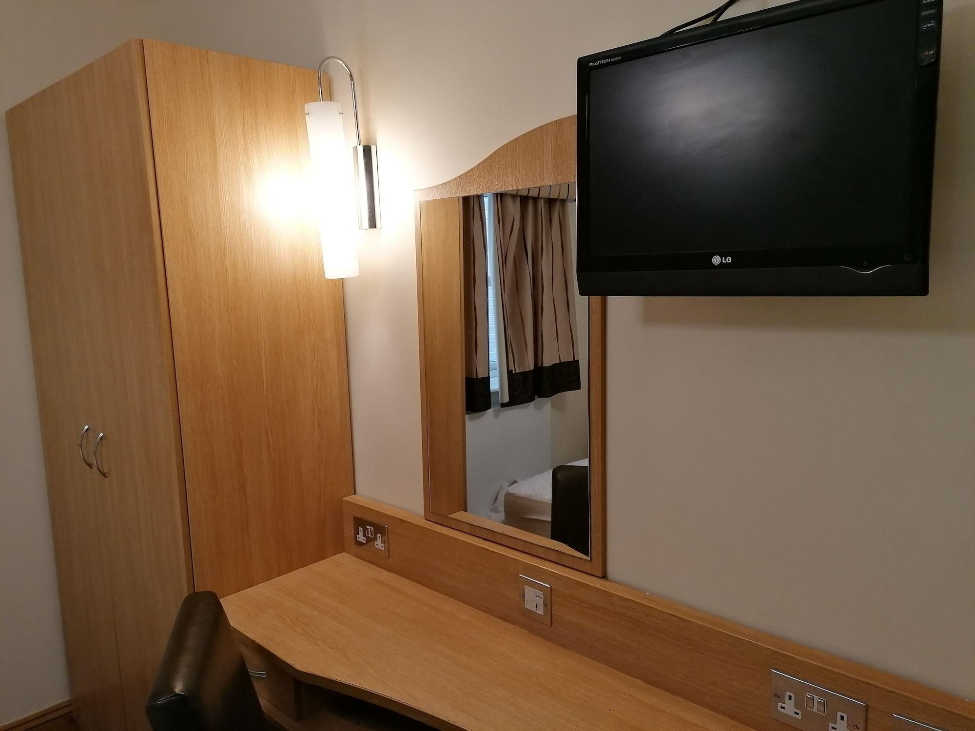 The Queensgate Hotel Peterborough Bagian luar foto