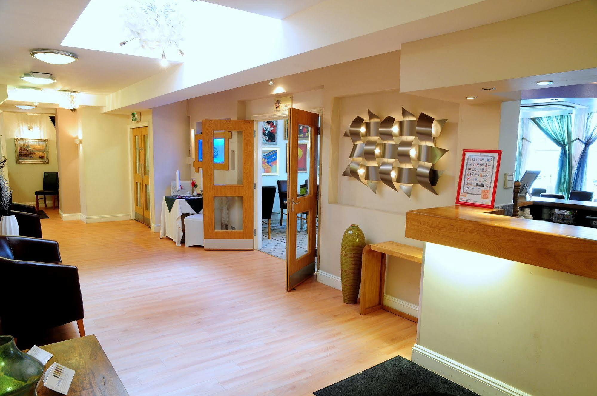 The Queensgate Hotel Peterborough Bagian luar foto
